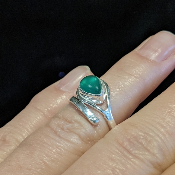 Natural Green Chalcedony, 925 Silver Ring, size 6 - Picture 3 of 10